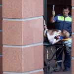 Los servicios de emergencia trasladan a uno de los heridos