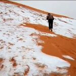 Las dunas del desierto del Sáhara se tiñen de blanco tras una insólita tormenta