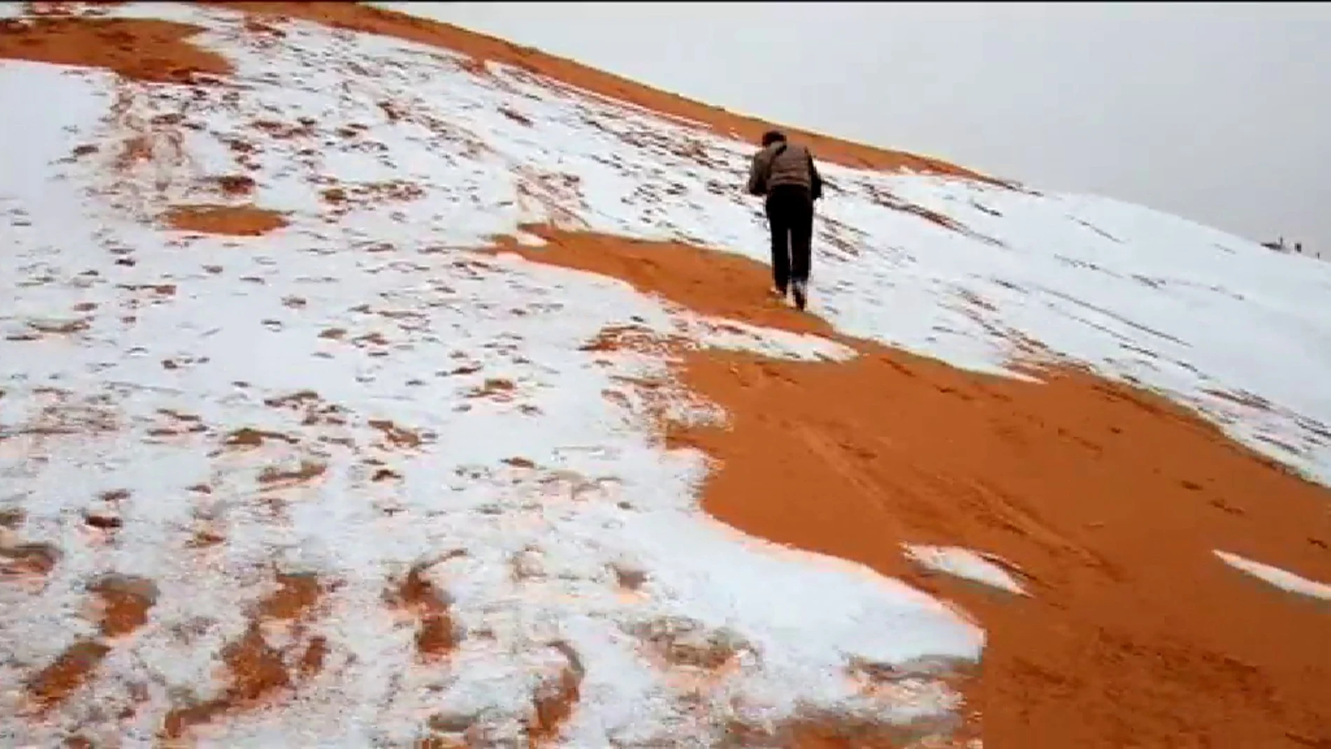 Las dunas del desierto del Sáhara se tiñen de blanco tras una insólita tormenta