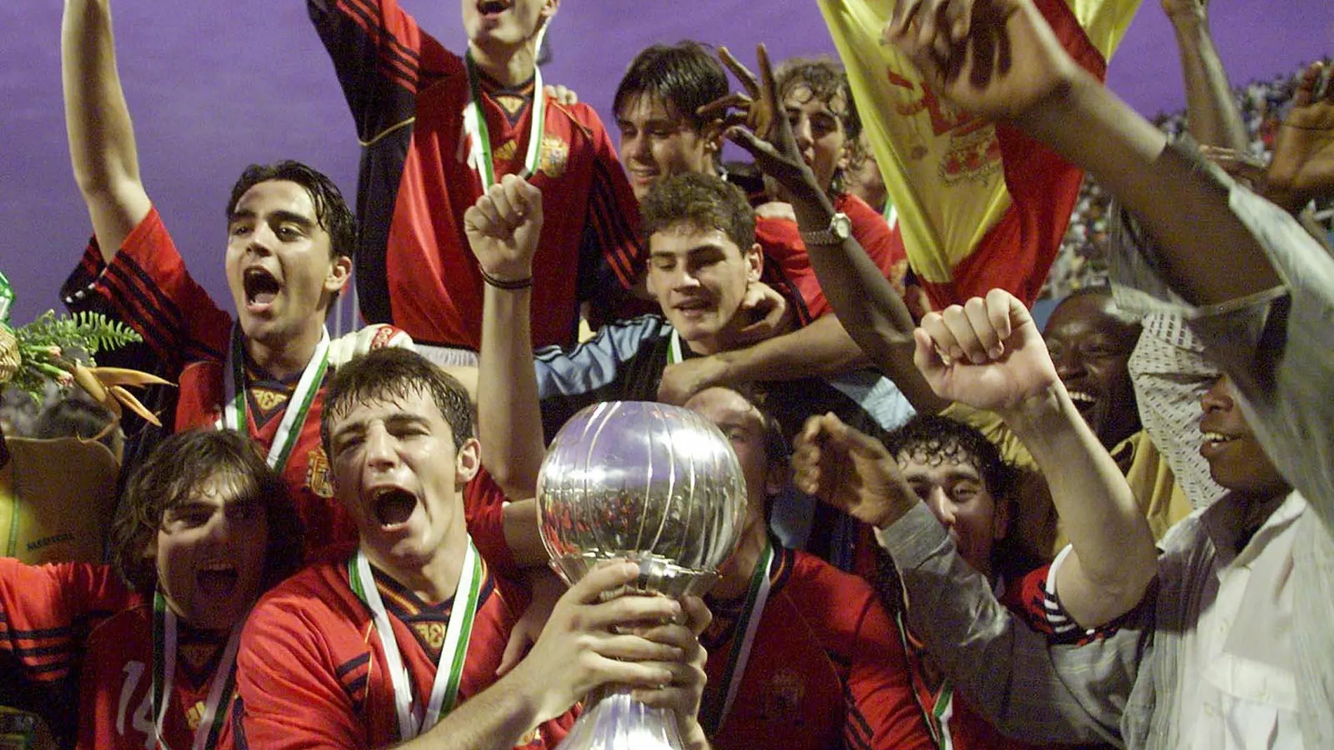 Varela en primer plano con la Copa, y Xavi, Casillas y Aganzo, detrás, celebran el título