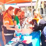 Varias personas participan en una de las carpas instaladas en las calles de León en este curso de primeros auxilios