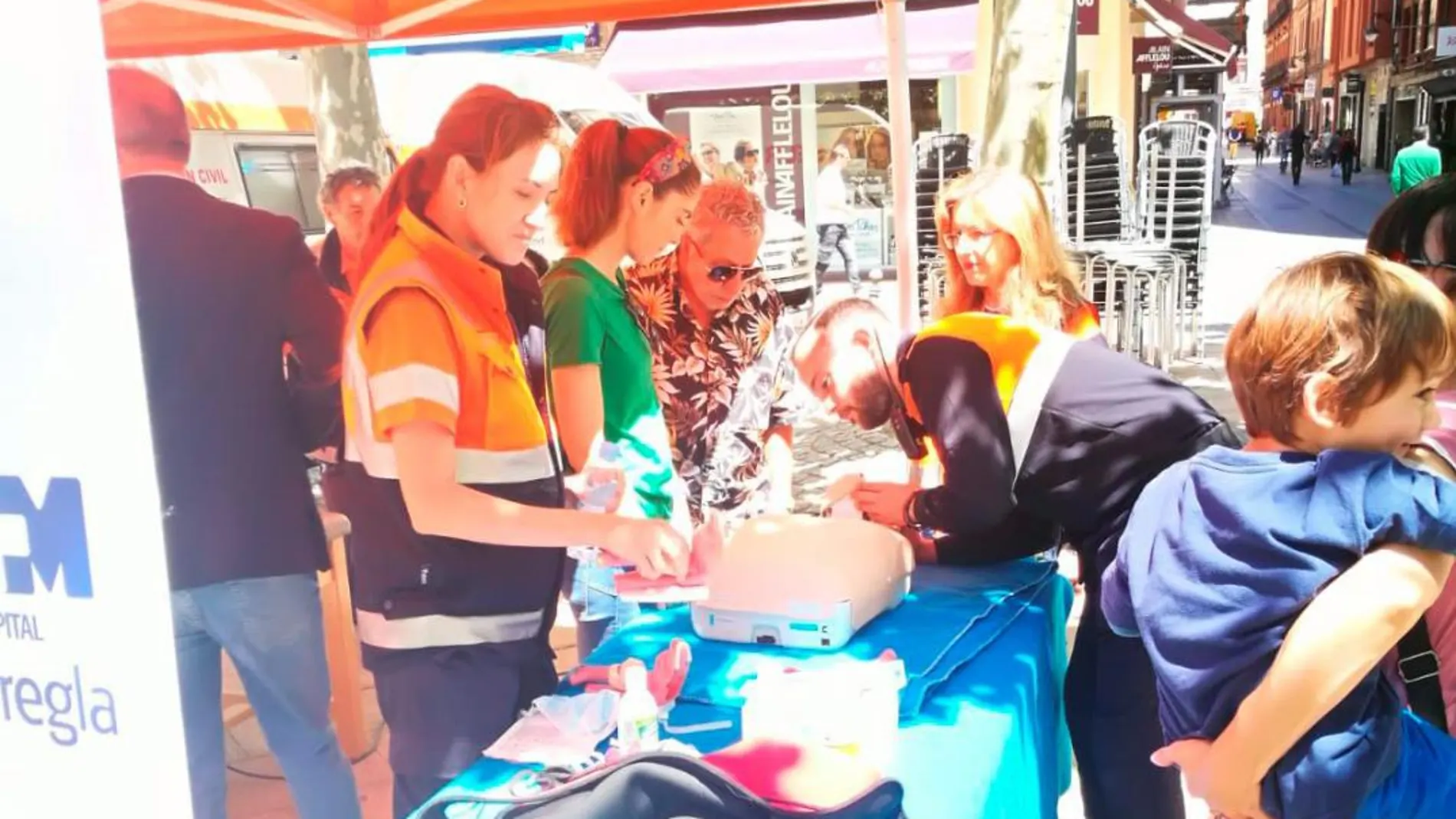 Varias personas participan en una de las carpas instaladas en las calles de León en este curso de primeros auxilios