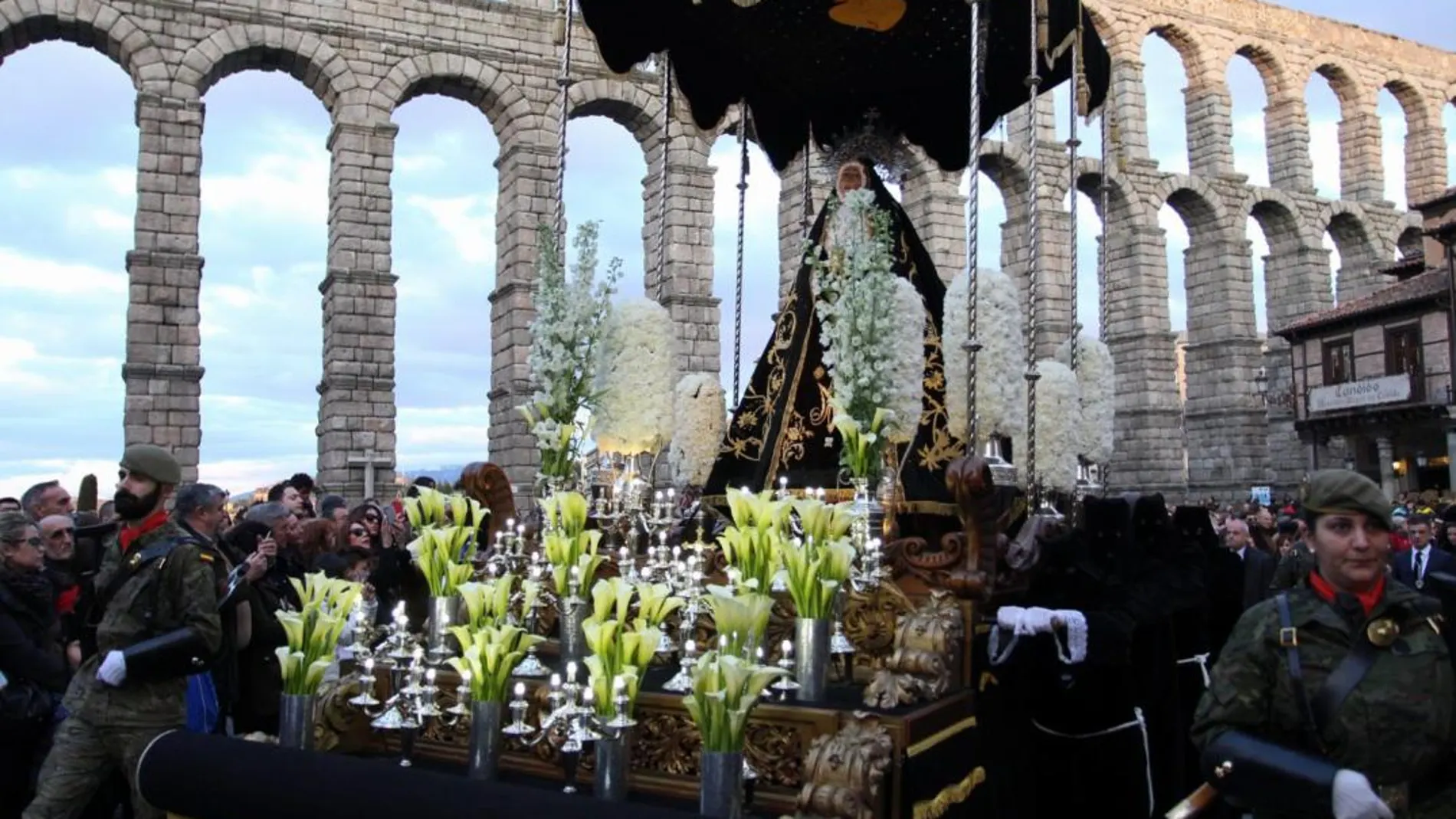Cientos de personas acuden al Acueducto para ver pasar a la procesión de la Soledad Dolorosa en Segovia