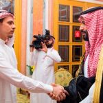 El hijo de Khashoggi saluda apríncipe heredero saudí, Mohamed bin Salman/Foto: Reuters