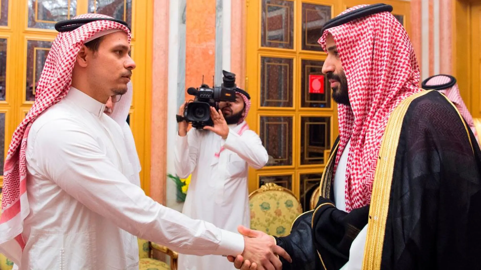 El hijo de Khashoggi saluda apríncipe heredero saudí, Mohamed bin Salman/Foto: Reuters