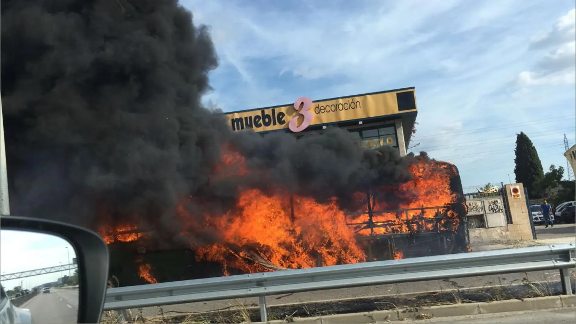 Un incendio calcina un autobús interurbano en Móstoles