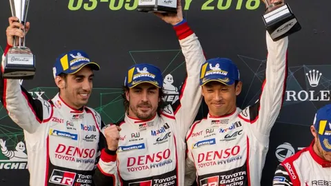 Fernando Alonso, junto a sus compañeros Sebastien Buemi (i) y Kazuki Nakajima en el podio/Foto: Efe