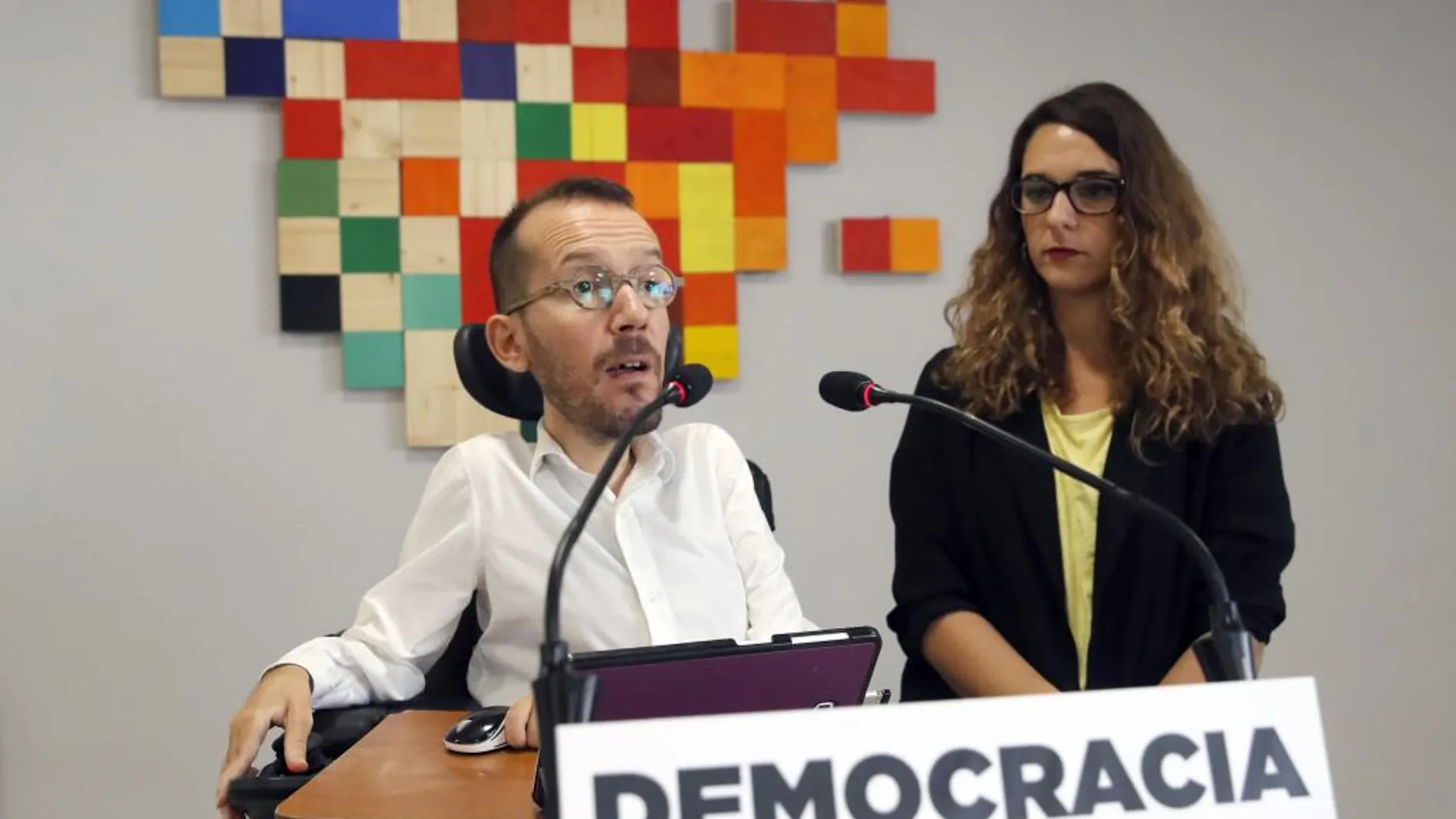 El secretario de Organización de Podemos, Pablo Echenique, y la portavoz adjunta Noelia Vera