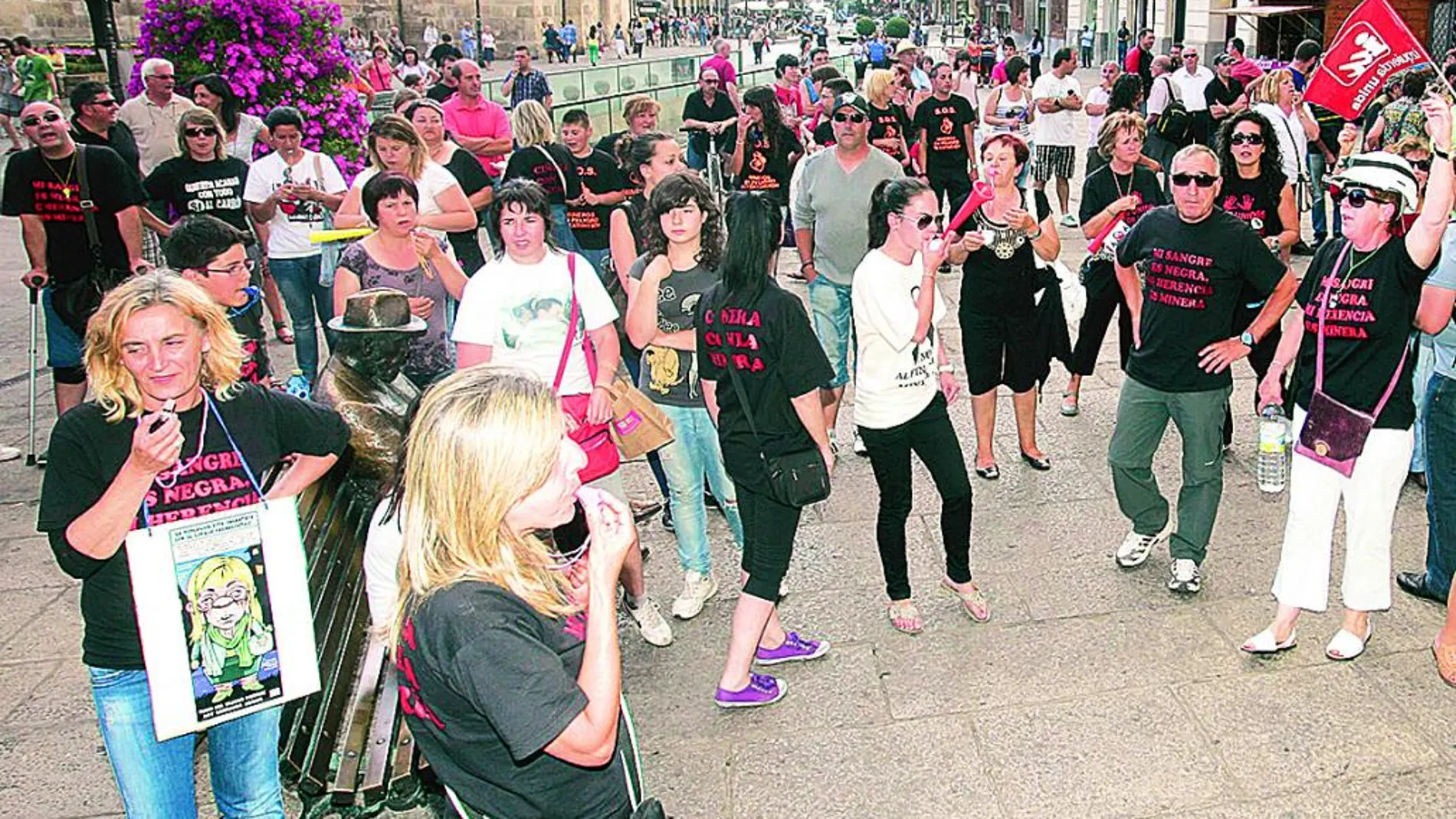 Manifestación de representantes de los municipios mineros.