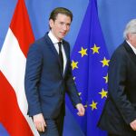 El presidente de la Comisión, Jean Claude Juncker, recibe ayer al primer ministro austriaco, Sebastian Kurz