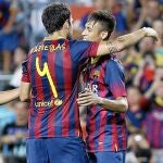 Neymar se abraza a Cesc después de regalarle uno de los ocho goles del Barça
