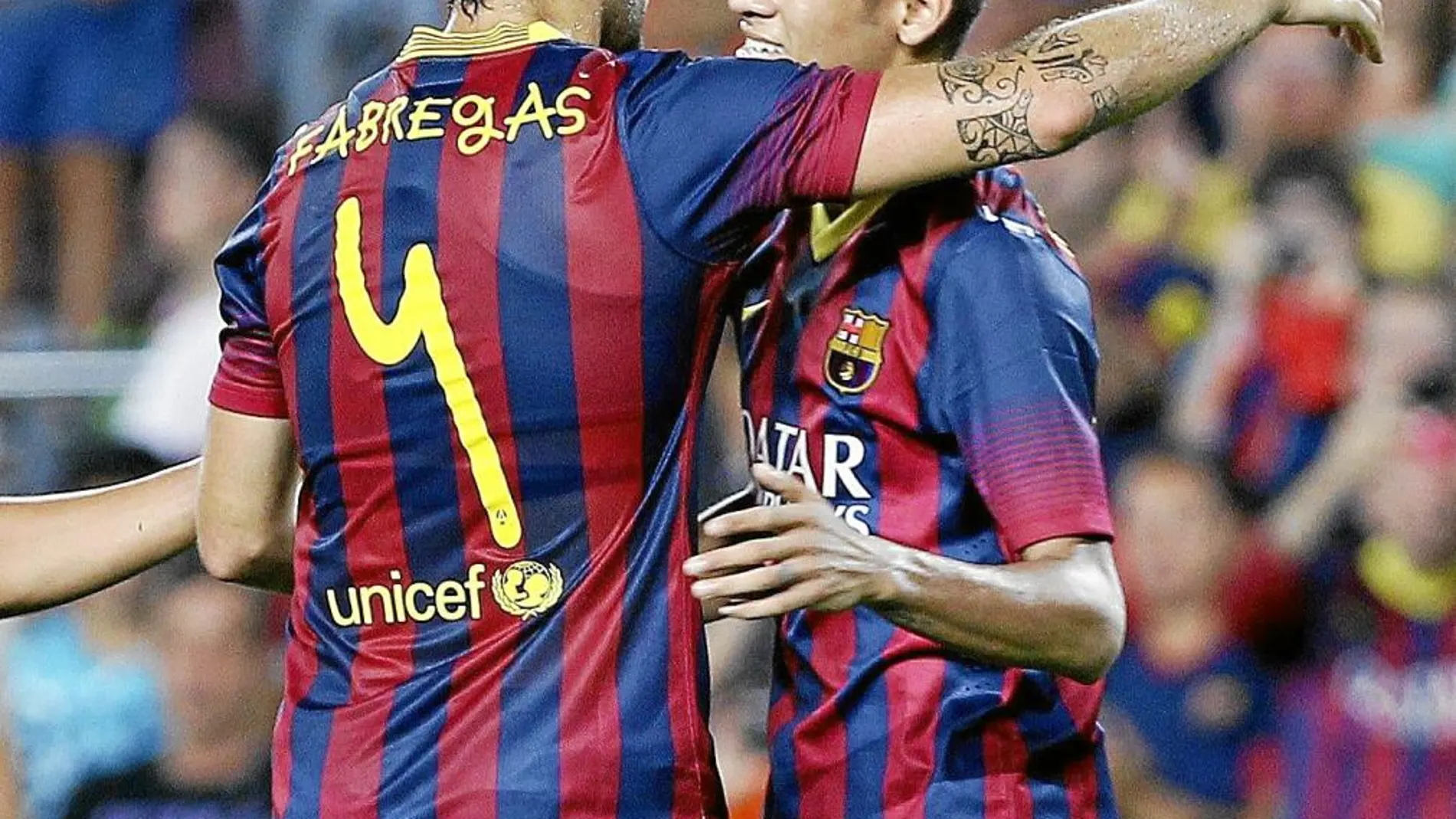 Neymar se abraza a Cesc después de regalarle uno de los ocho goles del Barça