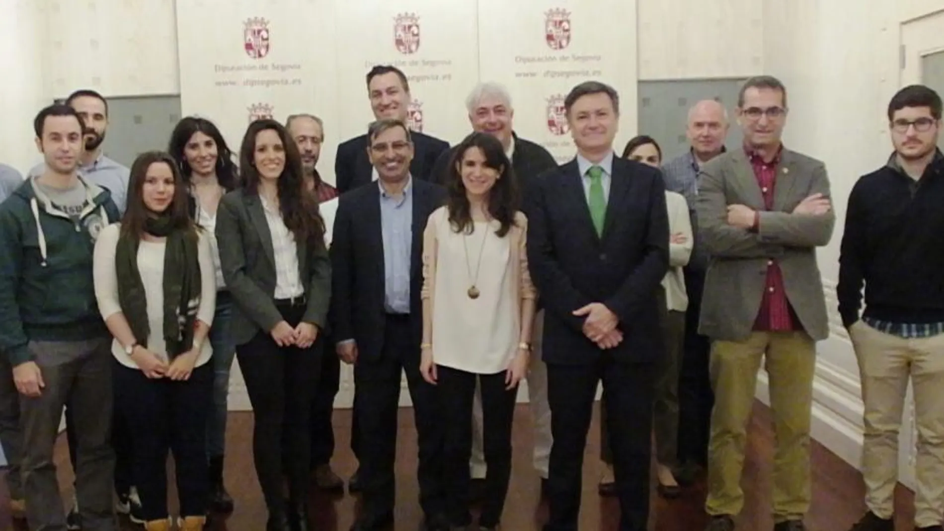 Foto de familia del presidente de la Diputación de Segovia, Francisco Vázquez, con jóvenes titulados que están realizando prácticas