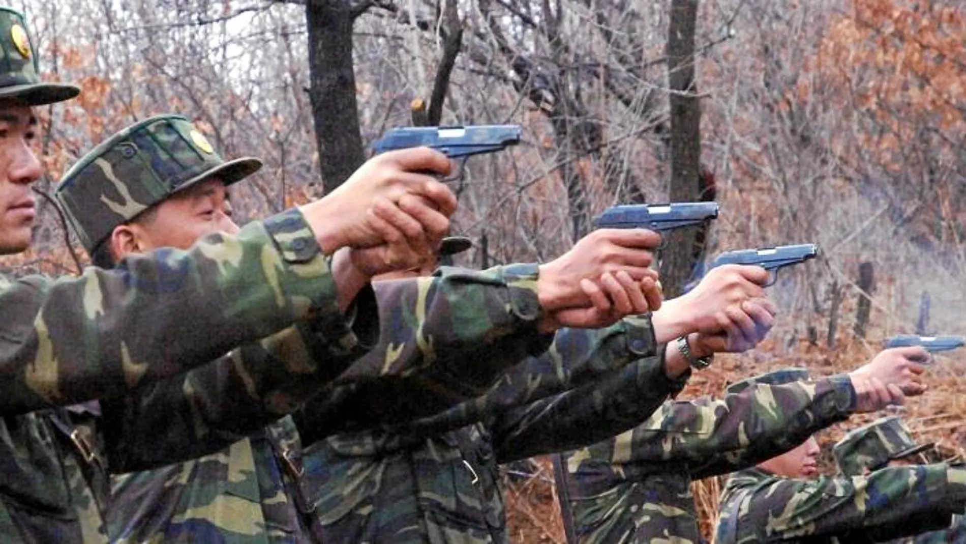 Soldados norcoreanos participan en un ejercicio de instrucción
