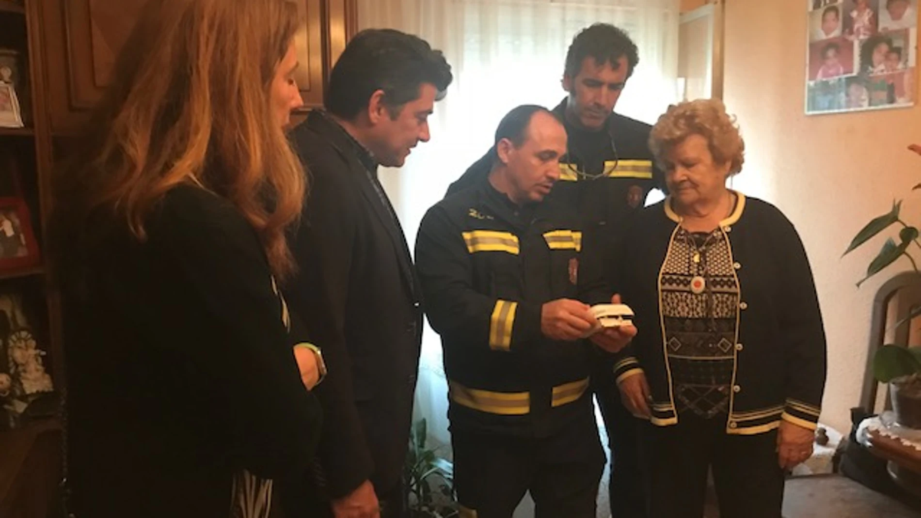 Mari Ángeles, vecina de Alcorcón, con los bomberos que le han instalado un detector de humo en su casa. En la imagen aparece también acompañada por el alcalde de Alcorcón, David Pérez y la concejala de Seguridad Ana Gomez