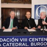 Fidel Herráez y Antonio Miguel Méndez Pozo, de la Fundación VIII Centenario, suscriben el convenio con el presidente de la Fundación Caja Rural, Pedro García Romera