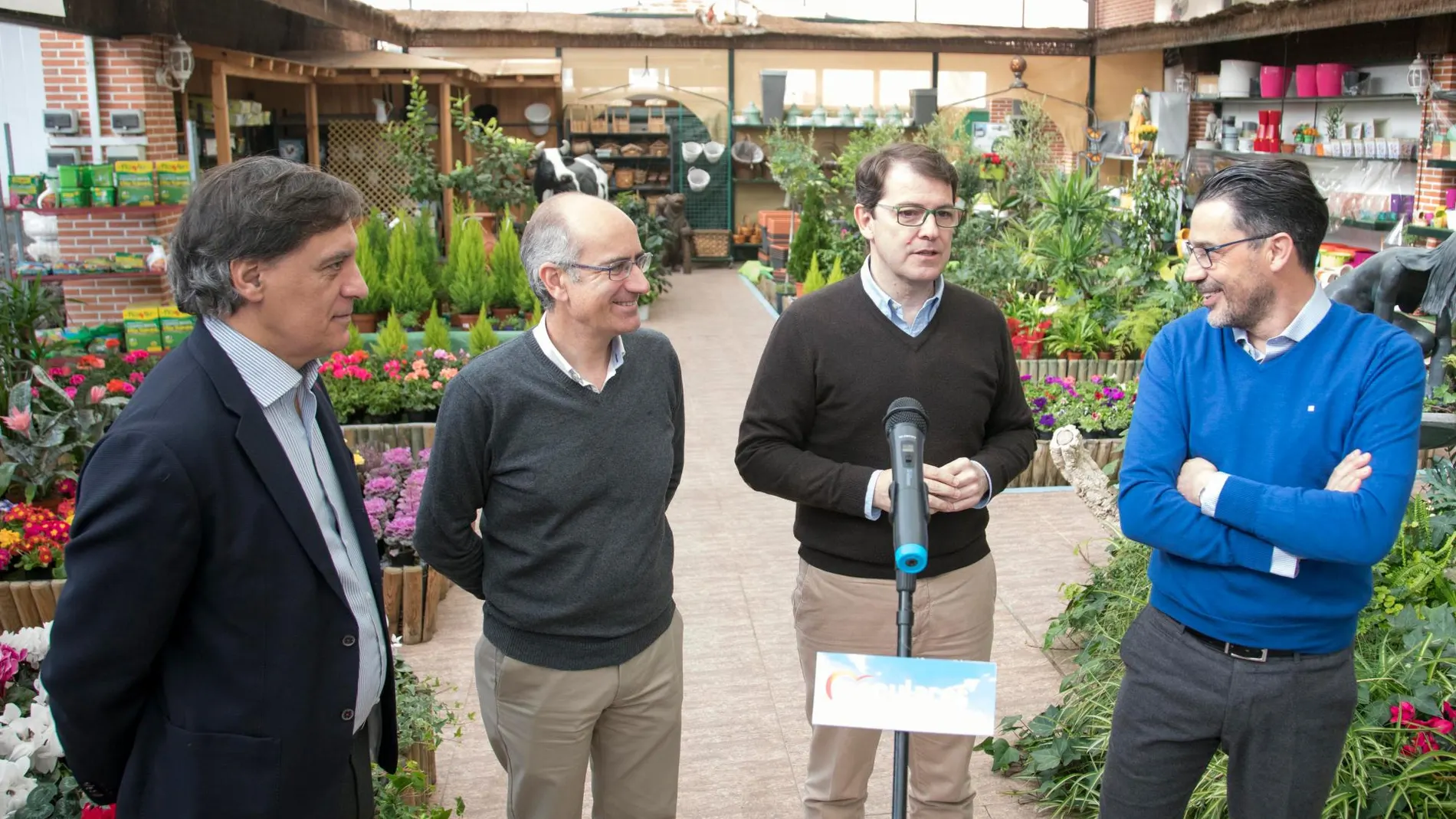 El presidente del PP de Castilla y León, Alfonso Fernández Mañueco, visita Villamayor acompañado por Javier Iglesias, Ángel Peralvo y Carlos García Carbayo