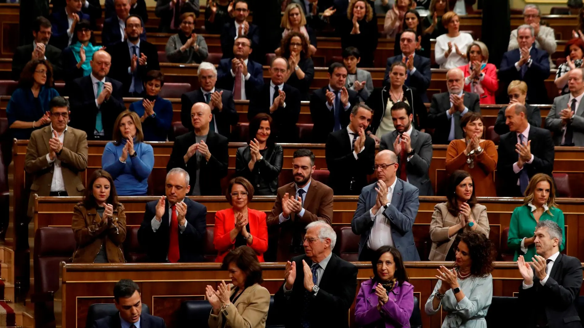 El banquillo socialista aplaude al presidente del Gobierno, Pedro Sánchez, tras su intervención ante el pleno del Congreso