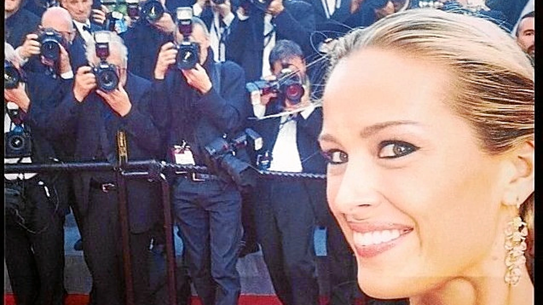 La modelo Petra Nmcová en la alfombra roja del festival de Cannes, donde se ha prohibido sacarse «selfies»