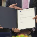 El presidente del Parlamento Europeo (PE), Martin Schulz, muestra la ratificación del acuerdo de París sobre cambio climático en el Parlamento Europeo en Estrasburgo
