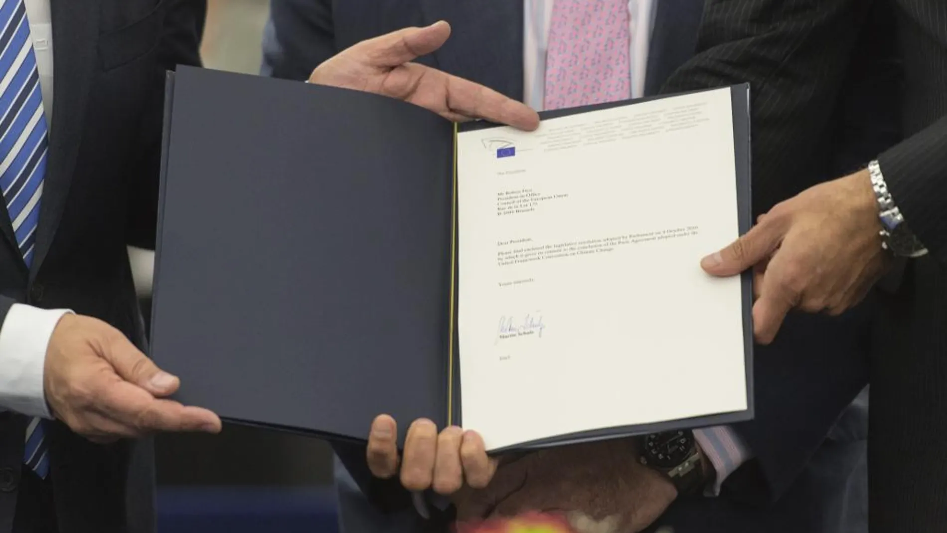 El presidente del Parlamento Europeo (PE), Martin Schulz, muestra la ratificación del acuerdo de París sobre cambio climático en el Parlamento Europeo en Estrasburgo