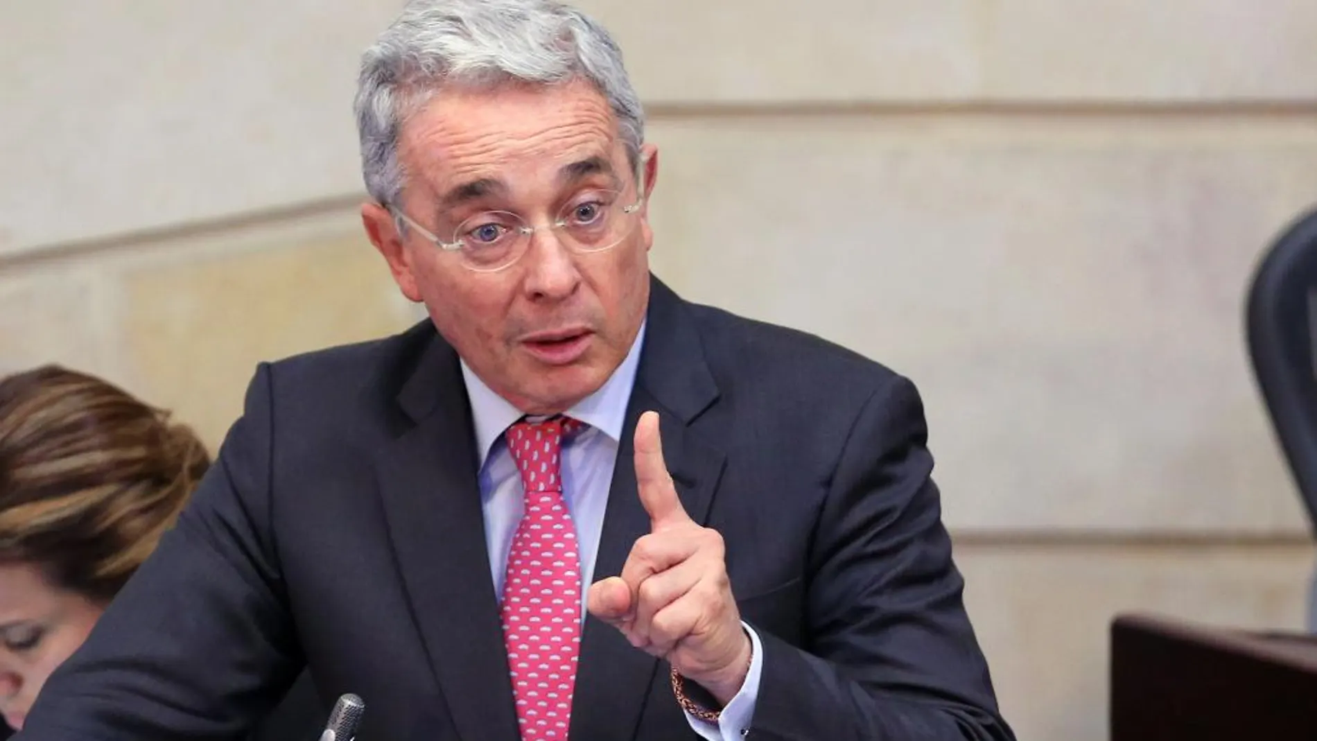 El expresidente y senador colombiano Álvaro Uribe, líder del Centro Democrático, habla durante la plenaria del Senado.