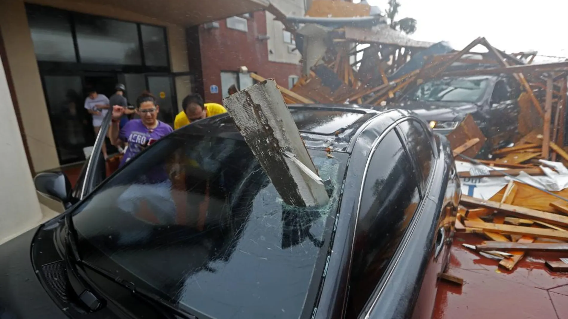 Una mujer junto a su coche destrozado por el paso del Michael en Panama City, Florida/Ap