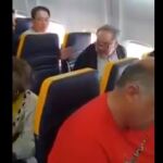 El hombre increpa a su compañera de asiento