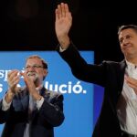 El presidente del Gobierno, Mariano Rajoy), y el candidato del PPC a la presidencia de la Generalitat, Xavier García Albiol, en el acto de cierre de campaña