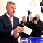El primer ministro de Montenegro, Milo Djukanovic, vota hoy en las elecciones del país.