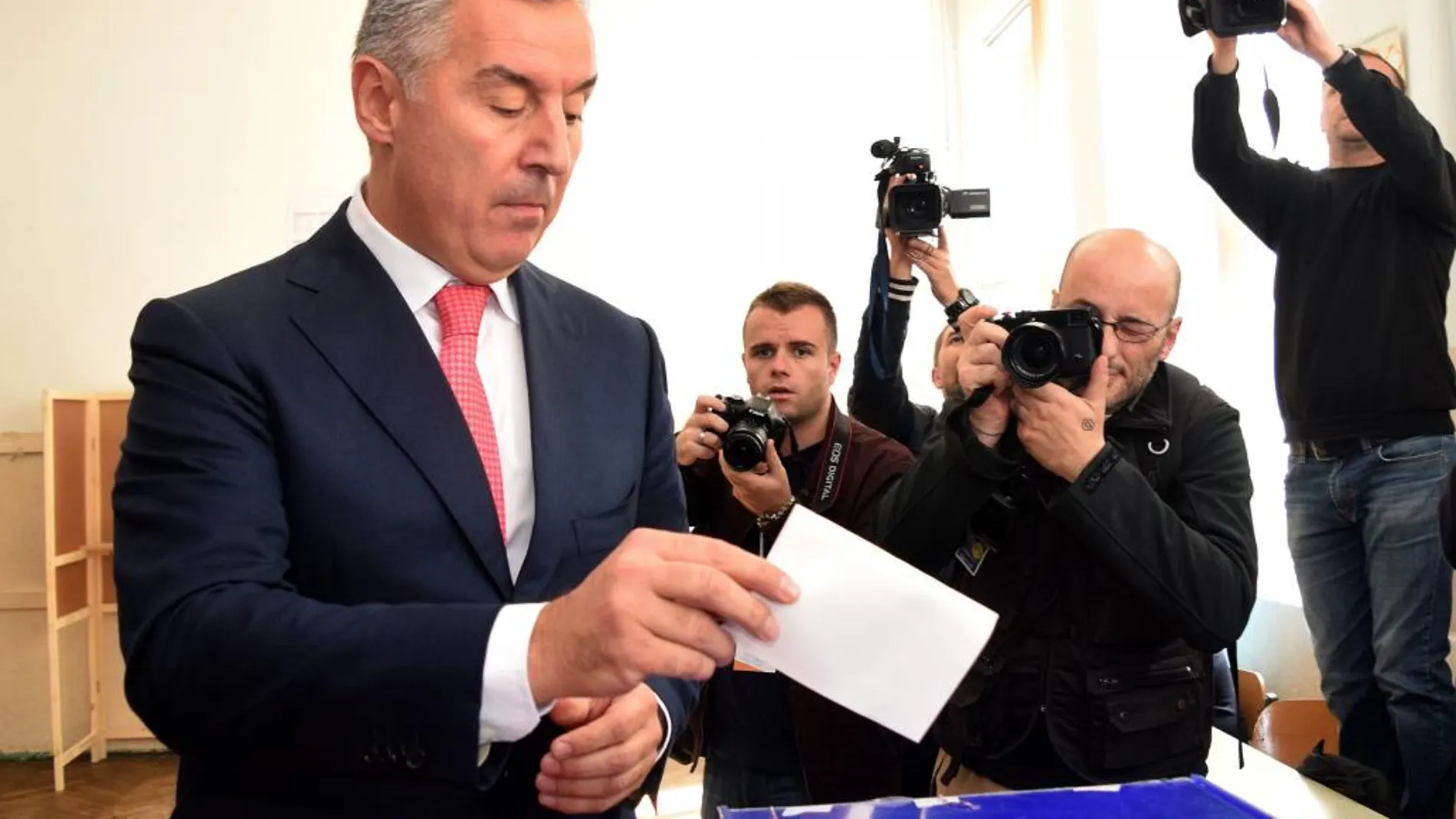 El primer ministro de Montenegro, Milo Djukanovic, vota hoy en las elecciones del país.