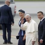 El presidente de Polonia, Andrzej Duda, su esposa y la primera ministra polaca, Beata Szydlo, con el Pontífice en el aeropuerto