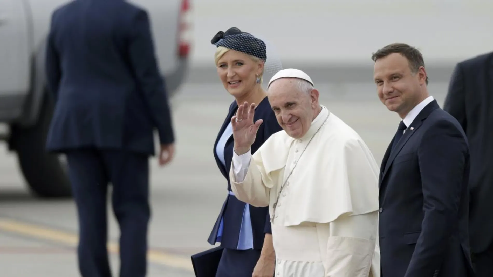 El presidente de Polonia, Andrzej Duda, su esposa y la primera ministra polaca, Beata Szydlo, con el Pontífice en el aeropuerto