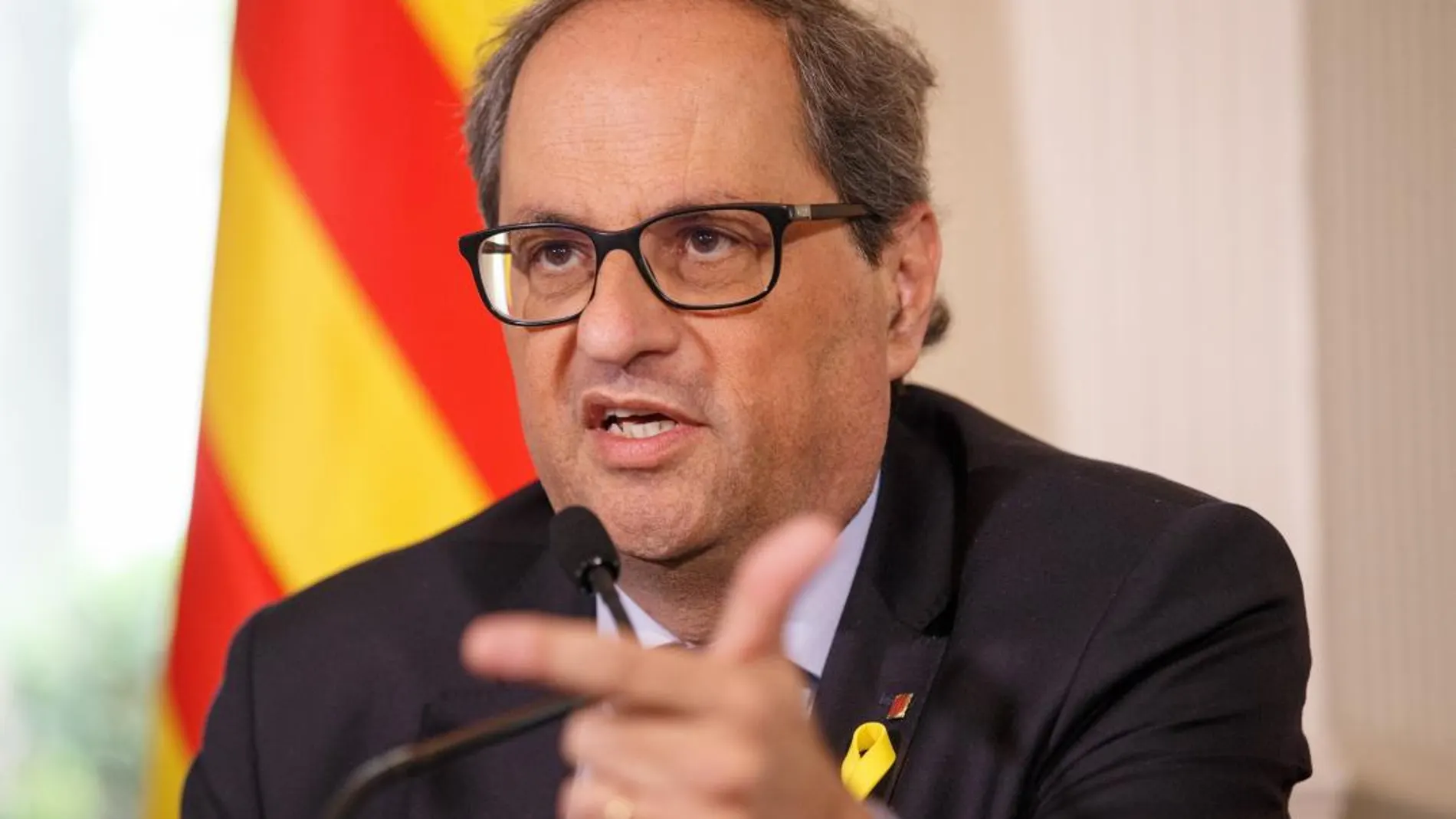 El presidente de Cataluña, Quim Torra, ofrece una rueda de prensa junto a la exconsejera catalana Clara Ponsati en el Hotel Principal en Edimburgo ayer. EFE/ Robert Perry