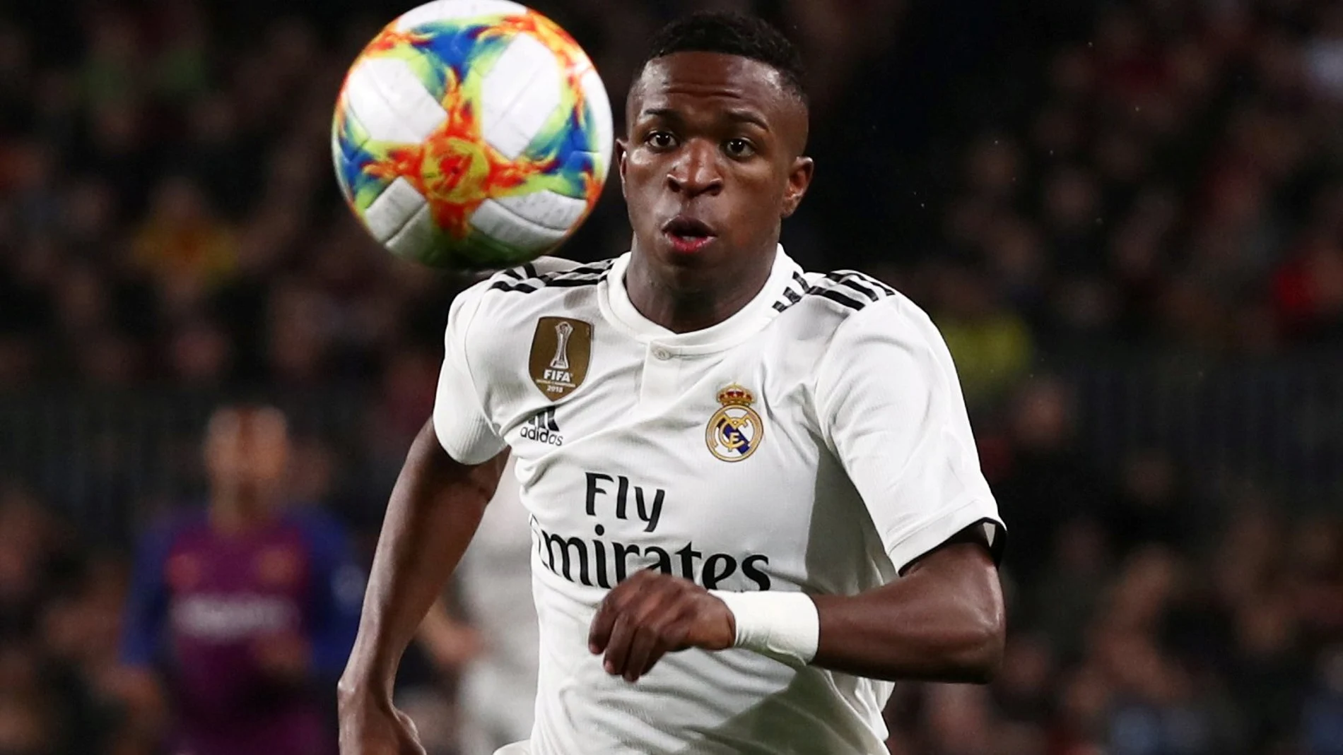 Vinicius disputando un balón en el partido de Copa del Rey ante el FC Barcelona