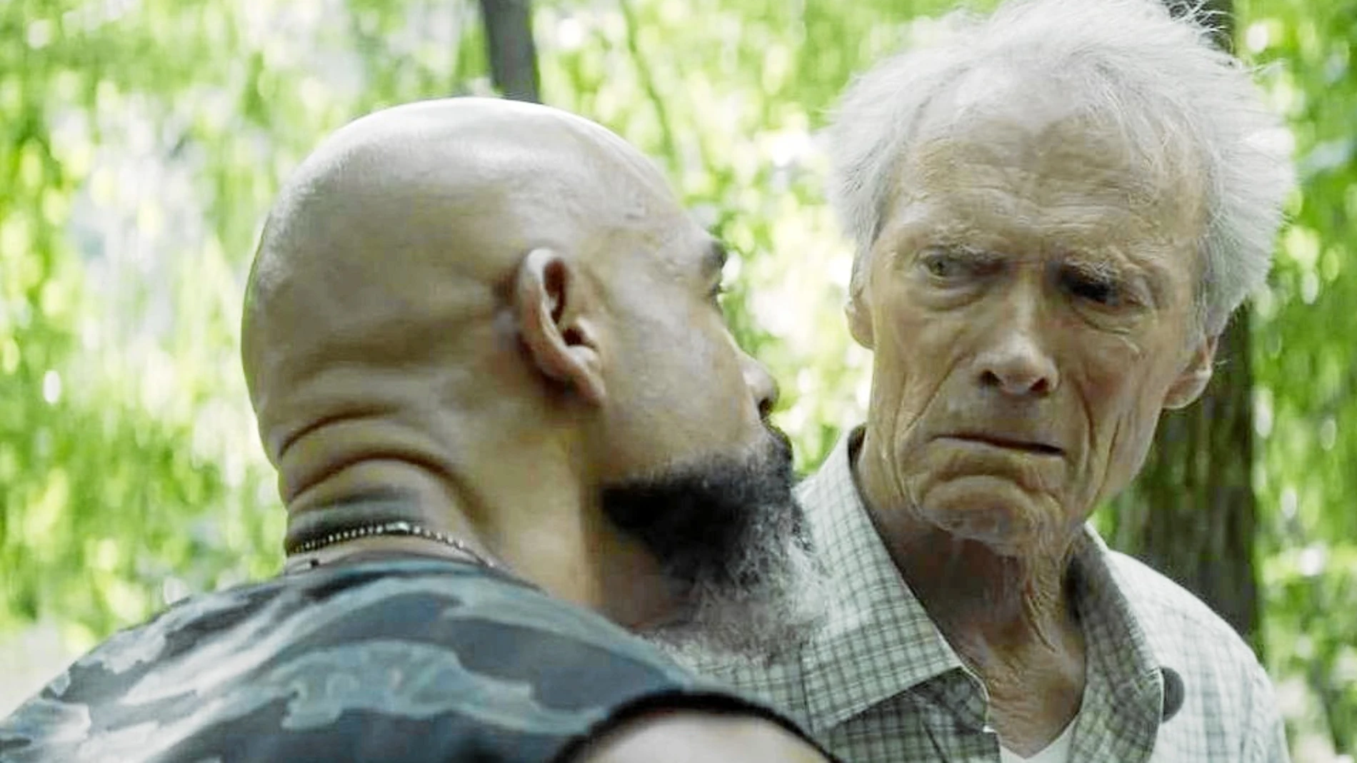 Clint Eastwood, como el horticultor Earl Stone, acaba por convertirse en un correo de drogas para un cártel mexicano. «Nunca es tarde para aprender», asegura este garnde del cine