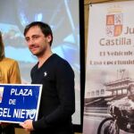 Del Olmo entrega una placa de homenaje a Pablo, hijo de Ángel Nieto, al inauguarar el VI Foro de Vehículos Históricos