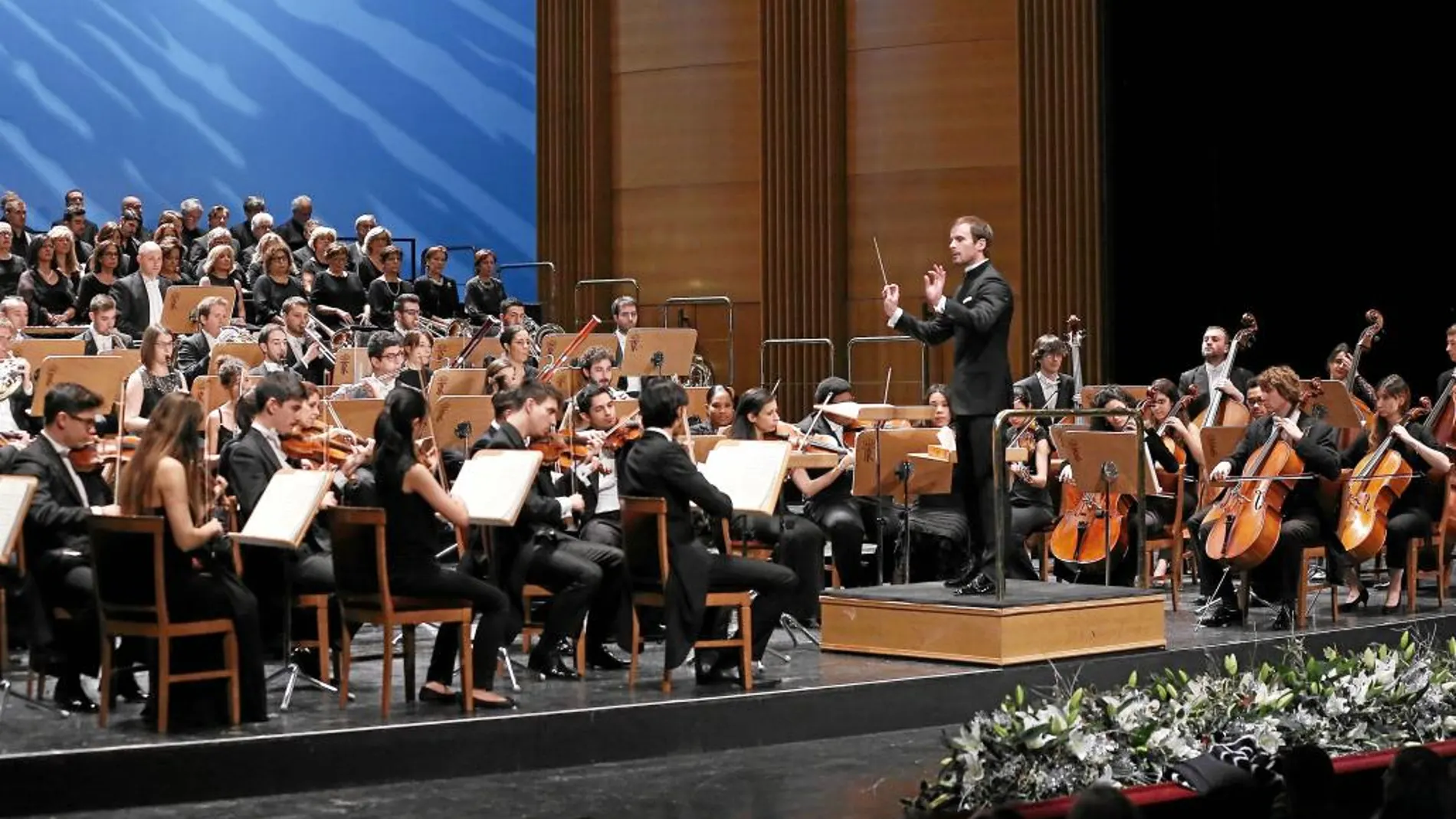El serbio Vladimir Kulenovic dirigió la Orquesta Santa Cecilia y la Coral Excelentia