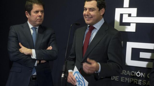 El presidente del PP-A, Juanma Moreno, junto al presidente de la CGE, Gerardo Cuerva (i) durante la reunión con la junta directiva de la Confederación Granadina de Empresarios
