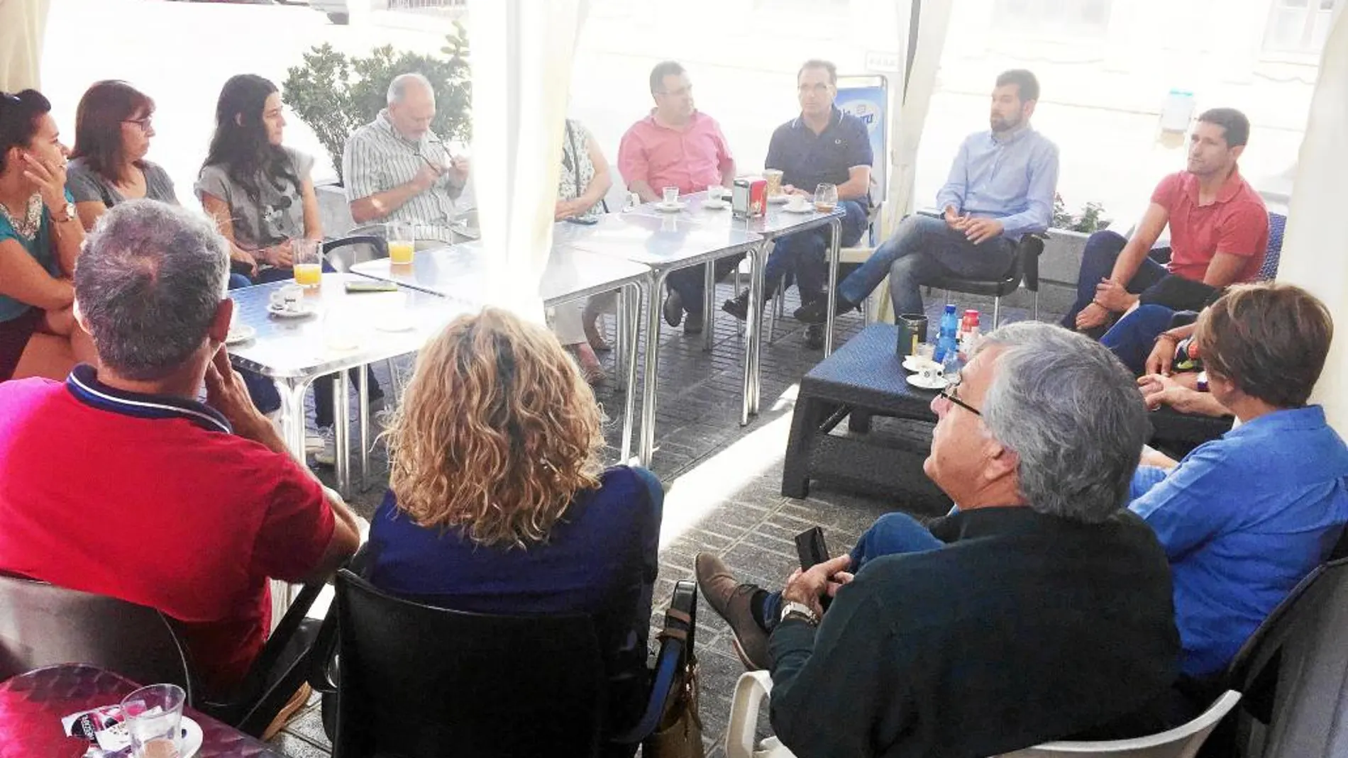 Luis Tudanca se reúne con alcaldes y concejales de la zona de Aliste, en la localidad de Alcañices