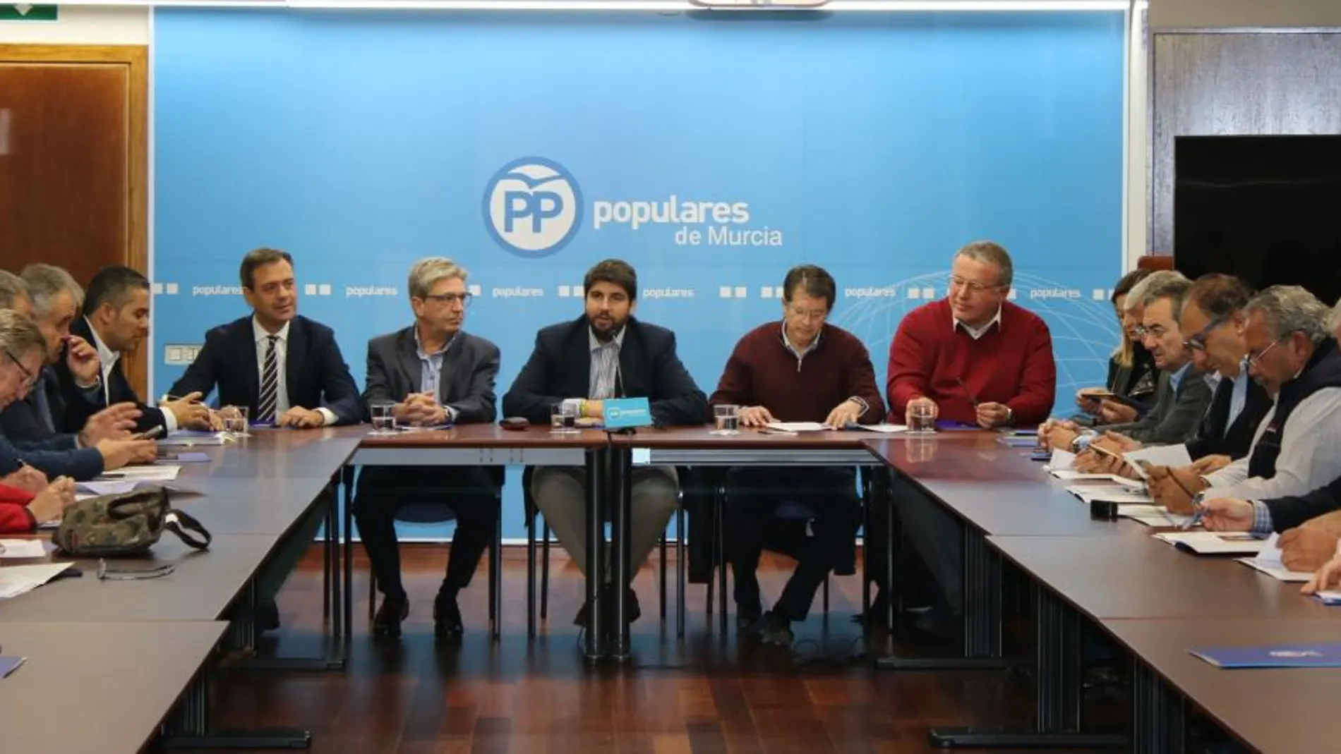 El presidente López Miras en la reunión del PP con regantes y agricultores