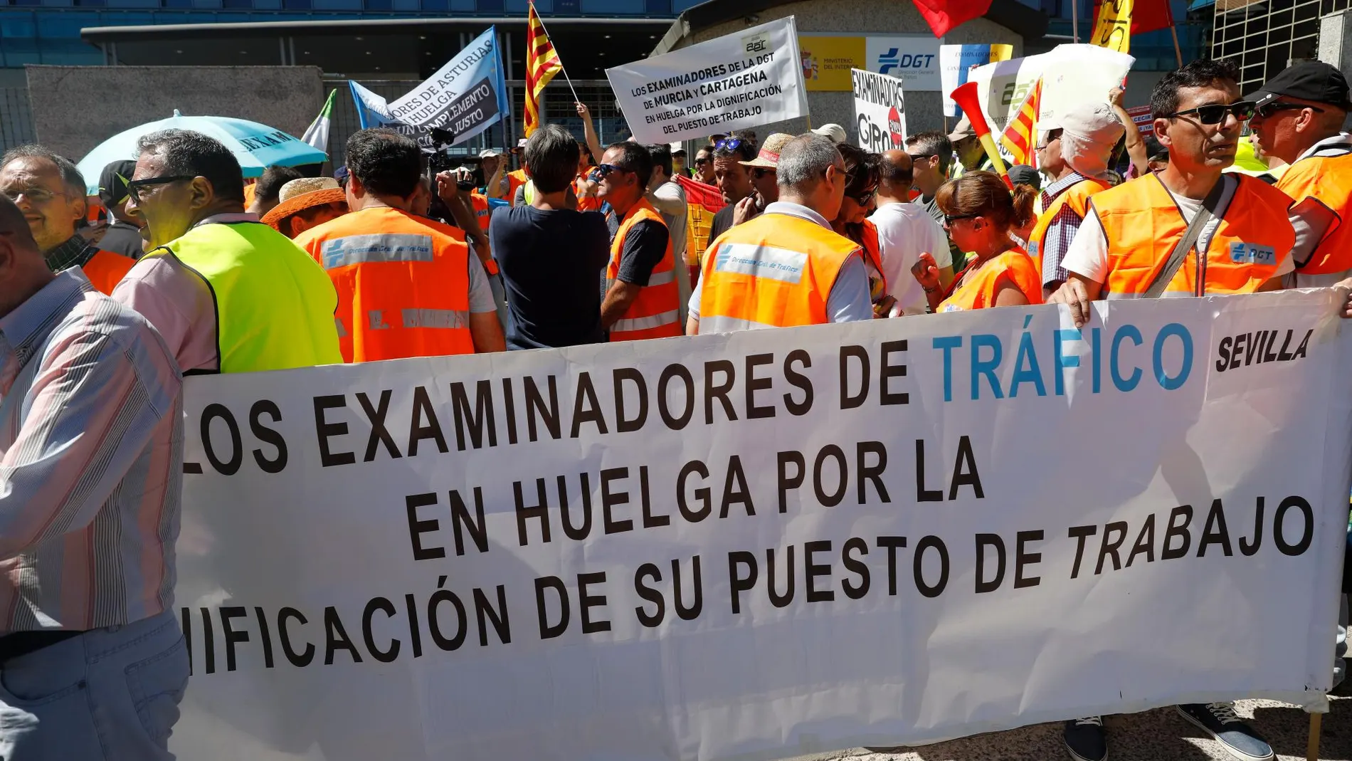 Manifestación de los examinadores ante la sede de Tráfico en Madrid / Foto: Luis Díaz