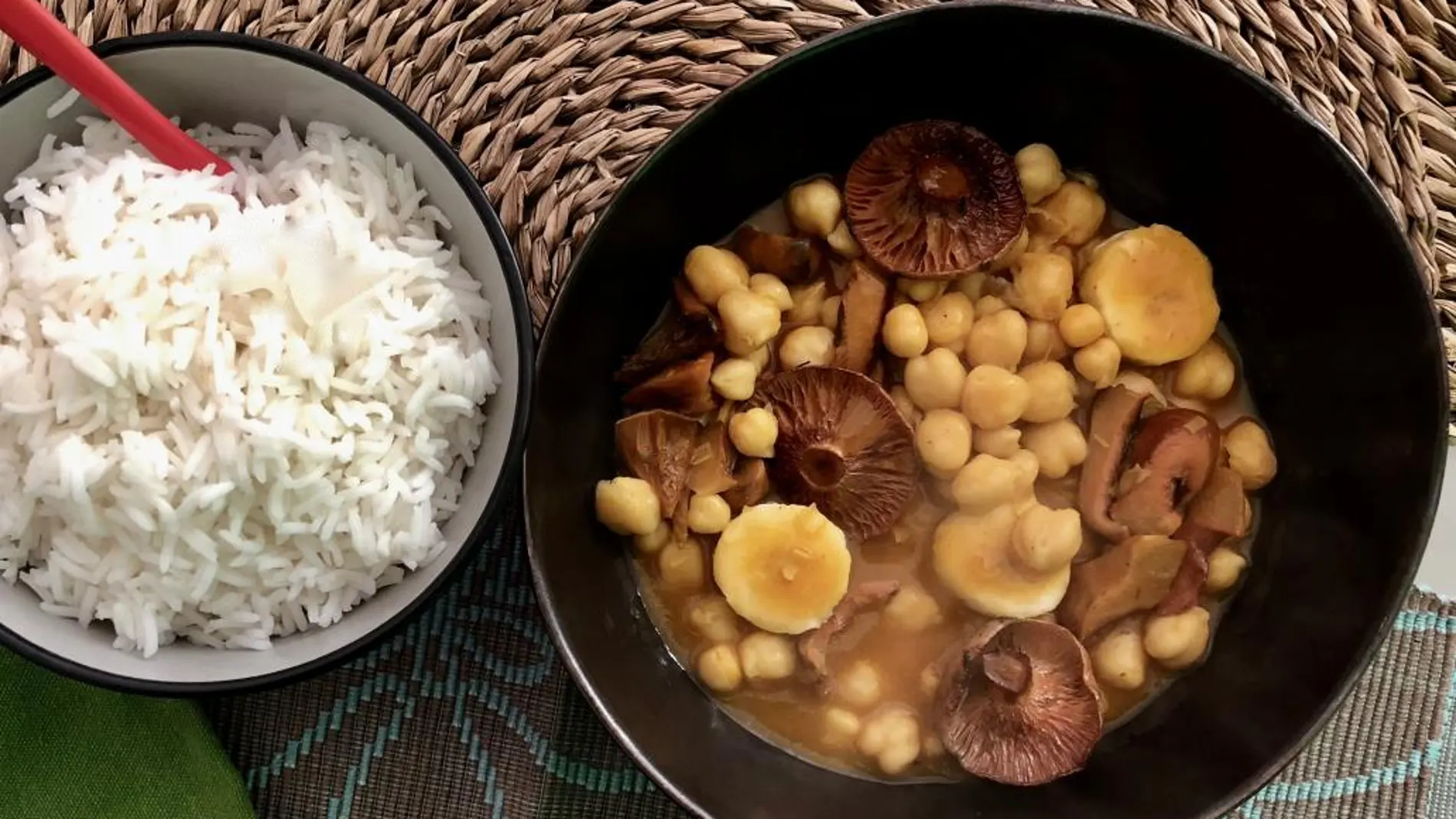 Curry de garbanzos, plátanos y níscalos