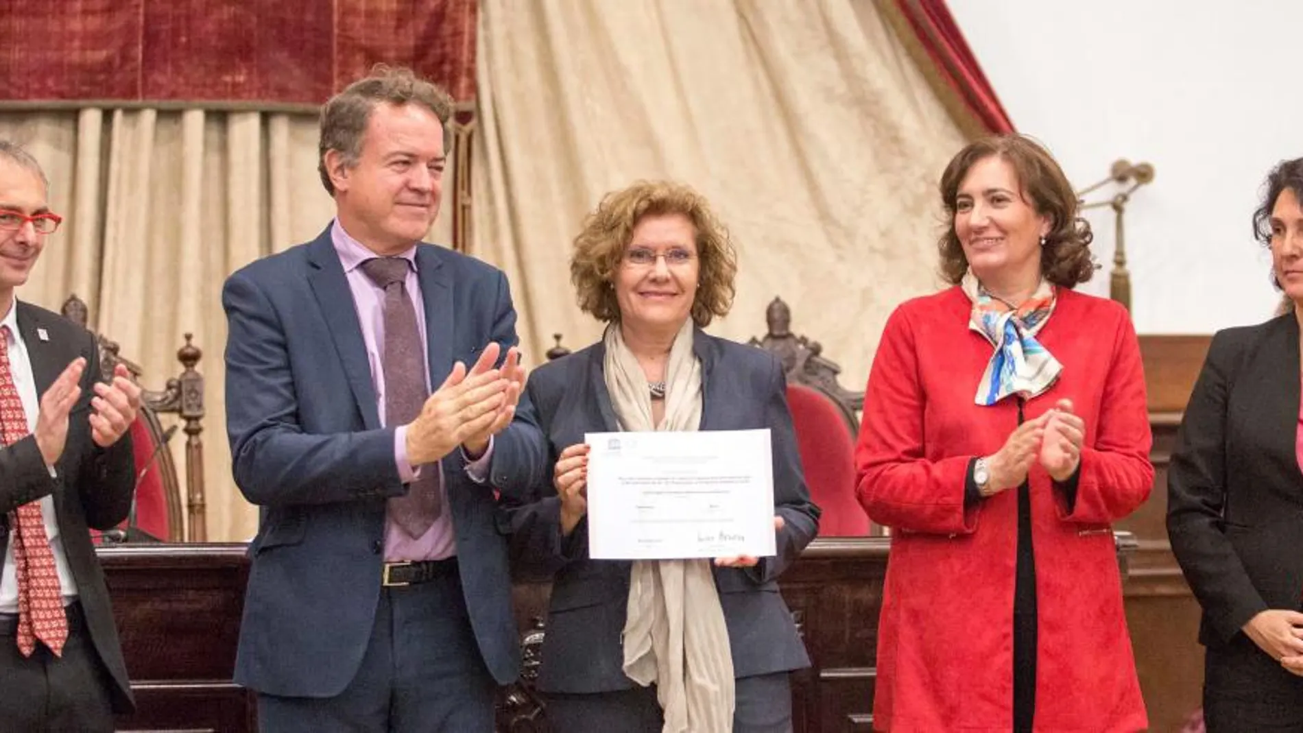 Margarita Becedas, responsable de la biblioteca de la Usal, recibe el diploma, en presencia de Rivero, Luis Lafuente, García-Cirac y Mar Siles.