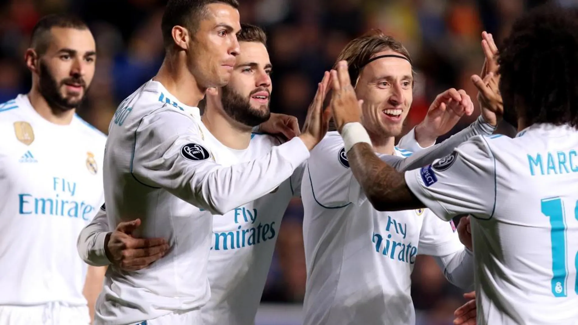 Jugadores del Real Madrid celebran uno de sus goles ante el Apoel. EFE/Katia Christodoulou