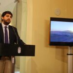 El presidente López Miras anunció ayer la adjudicación de la gestión de Corvera a Aena