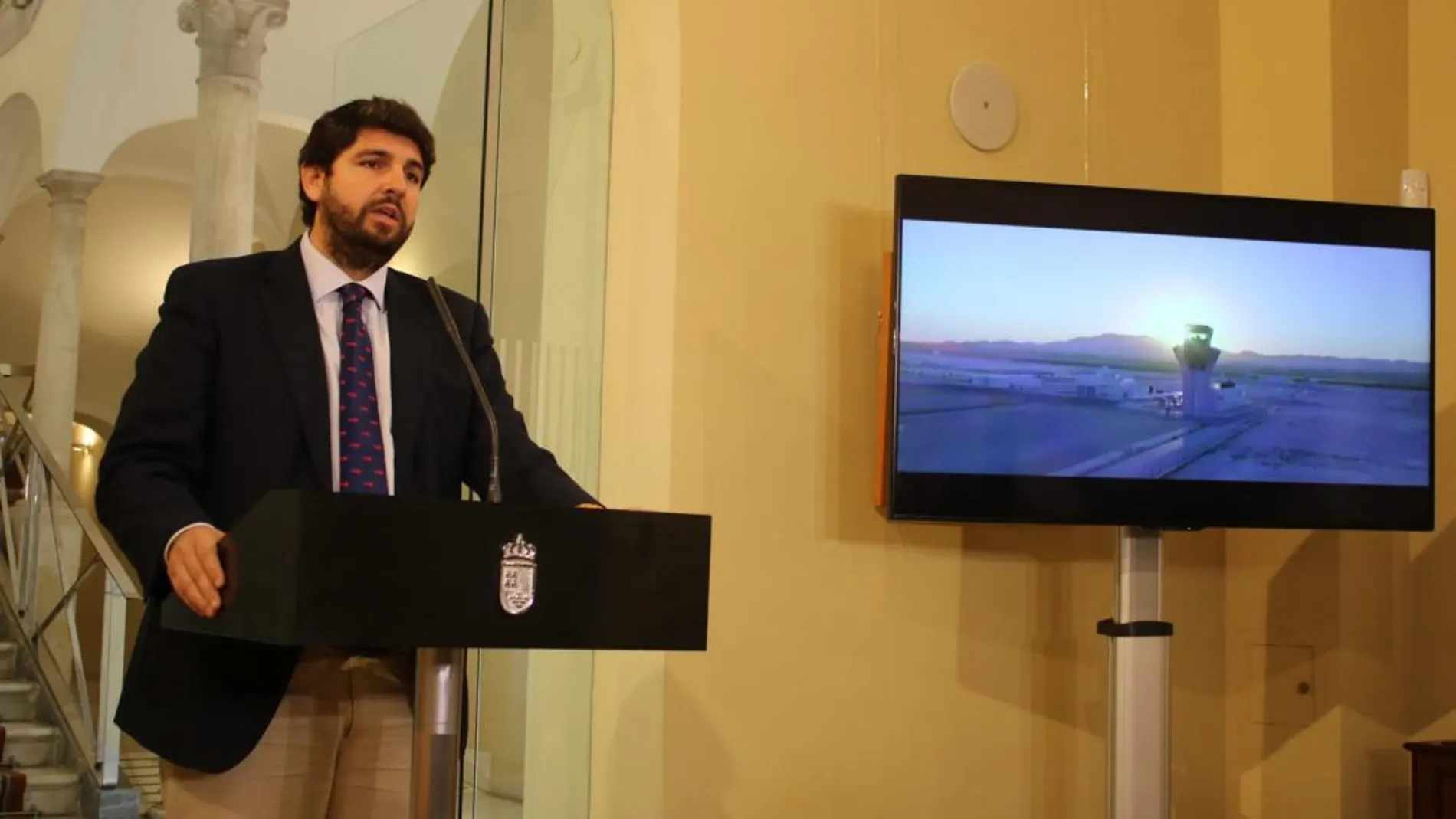 El presidente López Miras anunció ayer la adjudicación de la gestión de Corvera a Aena