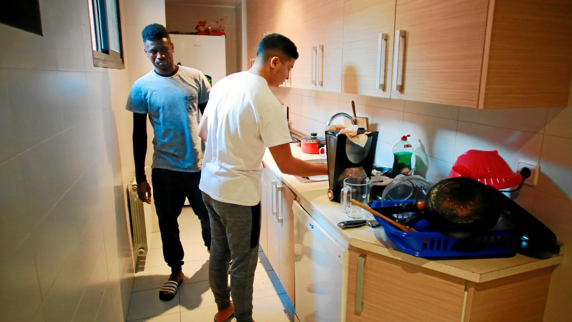 Said y Moha tienen 20 años y viven en el madrileño barrio de Carabanchel con otros jóvenes que llegaron a Madrid solos. Ahora estudian y trabajan / Foto: Cipriano Pastrano