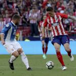El delantero del Atlético de Madrid, Fernando Torres pelea un balón con el centrocampista del Espanyol, David López / Foto: Efe