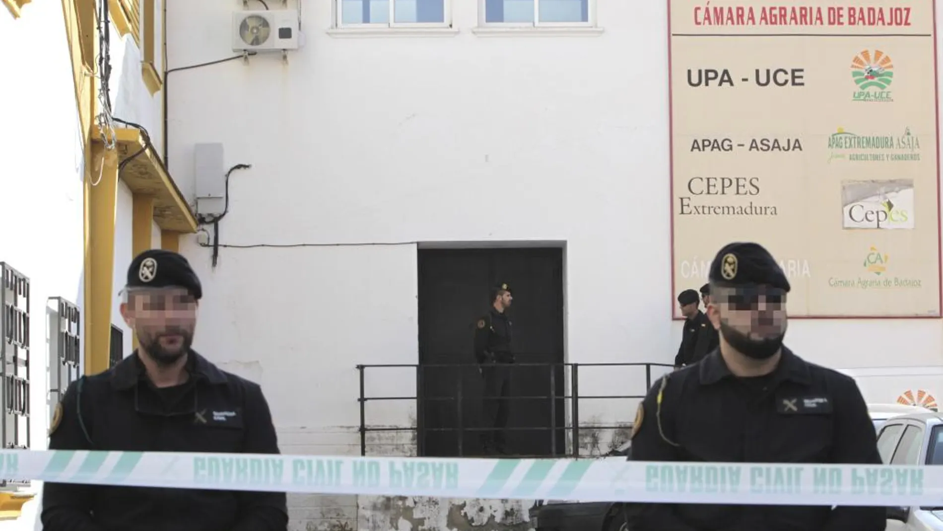Efectivos policiales ante la fachada de la sede de la organización agraria UPA-UCE en Mérida